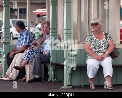 Rast auf eine überdachte Bank am Brighton Meer Stockfoto