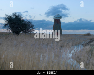 Ein Blick auf West Somerton Mill in den Norfolk Broads Stockfoto