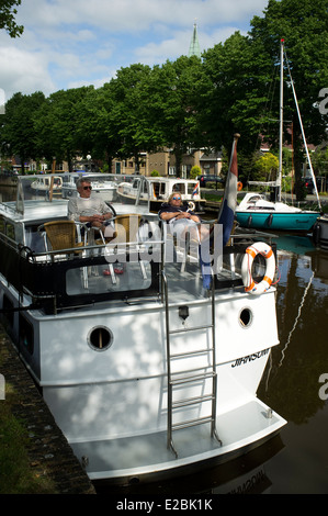 Boote in einem Kanal in Bolsward. Provinz Friesland. Fryslan. Niederlande. Holland. Friesland, Niederlande. Stockfoto