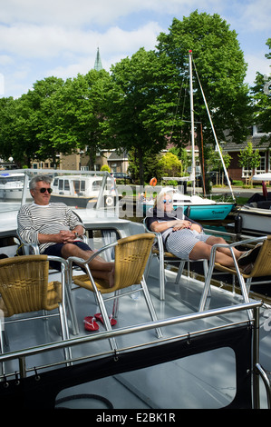 Boote in einem Kanal in Bolsward. Provinz Friesland. Fryslan. Niederlande. Holland. Friesland, Niederlande. Stockfoto