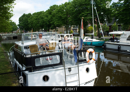 Boote in einem Kanal in Bolsward. Provinz Friesland. Fryslan. Niederlande. Holland. Friesland, Niederlande. Stockfoto