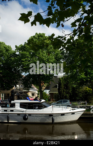 Boote in einem Kanal in Bolsward. Provinz Friesland. Fryslan. Niederlande. Holland. Friesland, Niederlande. Stockfoto