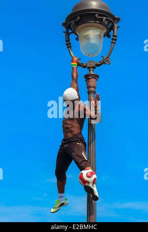 Unglaubliche Fußball Freestyle Iya Traore Laternenpfahl hängen und Jonglage einen Fußball vor Sacre Coeur Kirche Stockfoto