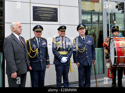 Bratislava, Slowakei. 18. Juni 2014. Air Chief Marshal Sir Stuart William Peach (zweiter von links) und Kriegsveteranen von links: Mailand Pika, Emil Bocek und Alois Dubec enthüllte Gedenktafel gewidmet der tschechoslowakischen Piloten der RAF während des 2. Weltkrieges in Bratislava, Slowakei am 18. Juni 2014 gekämpft. Bildnachweis: Jan Koller/CTK/Alamy Live-Nachrichten Stockfoto