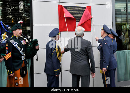 Bratislava, Slowakei. 18. Juni 2014. Air Chief Marshal Sir Stuart William Peach (rechts) und Kriegsveteranen von rechts: Alois Dubec, Mailand Pika und Emil Bocek enthüllte Gedenktafel gewidmet der tschechoslowakischen Piloten der RAF während des 2. Weltkrieges in Bratislava, Slowakei am 18. Juni 2014 gekämpft. Bildnachweis: Jan Koller/CTK/Alamy Live-Nachrichten Stockfoto