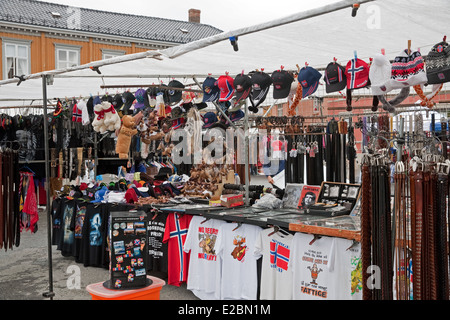 Kleidung und Souvenirs zum Verkauf auf einem Markt stall im Marktplatz Torvet, Trondheim Norwegen Stockfoto