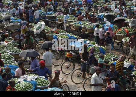 Chapainawabganj, Bangladesch, 17. Juni 2014. Mango-Großhandelsmarkt in Kansat. Chapainawabganj, Bangladesch. Bangladesh produziert in der Regel rund 800.000 Tonnen Mangos auf 51.000 Hektar Land. Chapainawabganj allein produziert fast 200.000 Tonnen Mangos auf 23.282 Hektar Land. Bildnachweis: Zakir Hossain Chowdhury Zakir/Alamy Live-Nachrichten Stockfoto