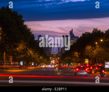 Champs Elysees und der Grande Arche La Defense in der Nacht, die Aussicht vom Arc de Triomphe, Paris, Frankreich Stockfoto