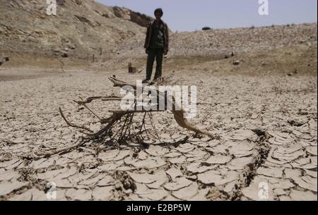 Sanaa, Jemen. 18. Juni 2014. Der Boden sieht krachend rauf aufgrund weniger Niederschläge in diesem Jahr, die zu Trockenheit in den Höfen am Stadtrand von Sanaa, Jemen, 18. Juni 2014 führt. Jemen ist eines der trockensten Länder auf der Erde und stützt sich fast ausschließlich auf das Grundwasser für die Wasserversorgung. Die Hauptstadt Sanaa werden die erste Hauptstadt der Welt ausgeht, tragfähige Wasserversorgung als des Landes Streams und natürliche Grundwasserleiter in etwa fünf bis zehn Jahren trocken laufen. Bildnachweis: Mohammed Mohammed/Xinhua/Alamy Live-Nachrichten Stockfoto