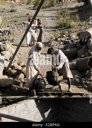 Sanaa, Jemen. 18. Juni 2014. Jemenitische Landwirte gelten Graben eines Brunnens um Wasser so weniger Niederschläge in diesem Jahr finden zu Dürre in den Höfen am Stadtrand von Sanaa, Jemen, 18. Juni 2014 führt. Jemen ist eines der trockensten Länder auf der Erde und stützt sich fast ausschließlich auf das Grundwasser für die Wasserversorgung. Die Hauptstadt Sanaa werden die erste Hauptstadt der Welt ausgeht, tragfähige Wasserversorgung als des Landes Streams und natürliche Grundwasserleiter in etwa fünf bis zehn Jahren trocken laufen. Bildnachweis: Mohammed Mohammed/Xinhua/Alamy Live-Nachrichten Stockfoto