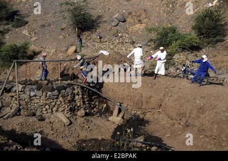 Sanaa, Jemen. 18. Juni 2014. Jemenitische Landwirte gelten Graben eines Brunnens um Wasser so weniger Niederschläge in diesem Jahr finden zu Dürre in den Höfen am Stadtrand von Sanaa, Jemen, 18. Juni 2014 führt. Jemen ist eines der trockensten Länder auf der Erde und stützt sich fast ausschließlich auf das Grundwasser für die Wasserversorgung. Die Hauptstadt Sanaa werden die erste Hauptstadt der Welt ausgeht, tragfähige Wasserversorgung als des Landes Streams und natürliche Grundwasserleiter in etwa fünf bis zehn Jahren trocken laufen. Bildnachweis: Mohammed Mohammed/Xinhua/Alamy Live-Nachrichten Stockfoto