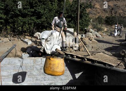 Sanaa, Jemen. 18. Juni 2014. Jemenitische Landwirte gelten Graben eines Brunnens um Wasser so weniger Niederschläge in diesem Jahr finden zu Dürre in den Höfen am Stadtrand von Sanaa, Jemen, 18. Juni 2014 führt. Jemen ist eines der trockensten Länder auf der Erde und stützt sich fast ausschließlich auf das Grundwasser für die Wasserversorgung. Die Hauptstadt Sanaa werden die erste Hauptstadt der Welt ausgeht, tragfähige Wasserversorgung als des Landes Streams und natürliche Grundwasserleiter in etwa fünf bis zehn Jahren trocken laufen. Bildnachweis: Mohammed Mohammed/Xinhua/Alamy Live-Nachrichten Stockfoto