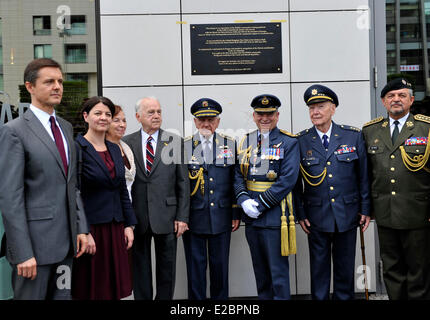 Bratislava, Slowakei. 18. Juni 2014. Von rechts: Leutnant General der slowakischen Armee Mailand Maxim, Kriegsveteran Alois Dubec, Air Chief Marshal Sir Stuart William Peach und Kriegsveteranen Emil Bocek, Mailand Pika, tschechischen Botschafter in Slowakei Livia Klausova, britische Geschäftsträger Slowakei Gill Fraser und Staatssekretär des slowakischen Ministerium der Verteidigung Milos Koterec enthüllte Gedenktafel gewidmet der tschechoslowakischen Piloten der RAF während des 2. Weltkrieges in Bratislava gekämpft , Slowakei am 18. Juni 2014. Bildnachweis: Jan Koller/CTK/Alamy Live-Nachrichten Stockfoto