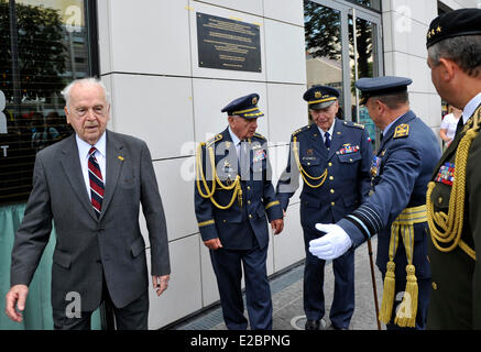 Bratislava, Slowakei. 18. Juni 2014. Von rechts: Leutnant General der slowakischen Armee Milan Maxim, Air Chief Marshal Sir Stuart William Peach und Krieg Veteranen Mailand Pika, Emil Bocek und Alois Dubec enthüllte Gedenktafel gewidmet der tschechoslowakischen Piloten der RAF während des 2. Weltkrieges in Bratislava, Slowakei am 18. Juni 2014 gekämpft. Bildnachweis: Jan Koller/CTK/Alamy Live-Nachrichten Stockfoto