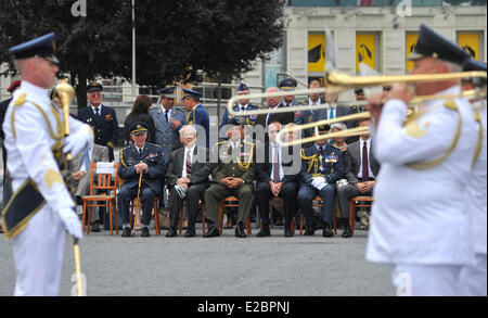 Bratislava, Slowakei. 18. Juni 2014. Auf Rückseite: Kriegsveteranen Alois Dubec, Mailand Pika und Generalleutnant der slowakischen Armee Milan Maxim enthüllte Gedenktafel gewidmet der tschechoslowakischen Piloten der RAF während des 2. Weltkrieges in Bratislava, Slowakei am 18. Juni 2014 gekämpft. Bildnachweis: Jan Koller/CTK/Alamy Live-Nachrichten Stockfoto