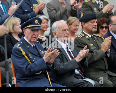 Bratislava, Slowakei. 18. Juni 2014. Von links: Kriegsveteranen Alois Dubec, Mailand Pika und Generalleutnant der slowakischen Armee Milan Maxim enthüllte Gedenktafel gewidmet der tschechoslowakischen Piloten der RAF während des 2. Weltkrieges in Bratislava, Slowakei am 18. Juni 2014 gekämpft. Bildnachweis: Jan Koller/CTK/Alamy Live-Nachrichten Stockfoto