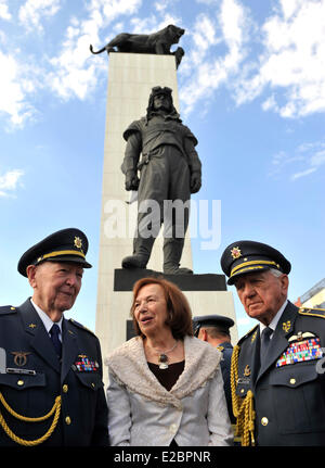 Bratislava, Slowakei. 18. Juni 2014. Von links: Alois Dubec, tschechischen Botschafter in Slowakei Livia Klausova und Krieg Veteran Emil Bocek-Krieg-Veteran enthüllt Gedenktafel gewidmet der tschechoslowakischen Piloten der RAF während des 2. Weltkrieges in Bratislava, Slowakei am 18. Juni 2014 gekämpft. Bildnachweis: Jan Koller/CTK/Alamy Live-Nachrichten Stockfoto