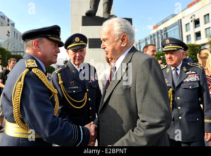 Bratislava, Slowakei. 18. Juni 2014. Von links: Air Chief Marshal Sir Stuart William Peach und Krieg-Veteranen: Alois Dubec, Mailand Pika, Emil Bocek enthüllte Gedenktafel gewidmet der tschechoslowakischen Piloten der RAF während des 2. Weltkrieges in Bratislava, Slowakei am 18. Juni 2014 gekämpft. Bildnachweis: Jan Koller/CTK/Alamy Live-Nachrichten Stockfoto