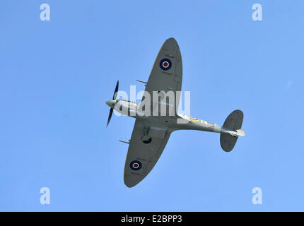 Bratislava, Slowakei. 18. Juni 2014. Historische Supermarine Spitfire nach Gedenktafel gewidmet der tschechoslowakischen Piloten der RAF während des 2. Weltkrieges gekämpft wurde in Bratislava, Slowakei am 18. Juni 2014 enthüllt. Bildnachweis: Jan Koller/CTK/Alamy Live-Nachrichten Stockfoto