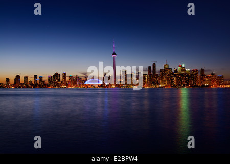 Toronto Skyline der Stadt in der Dämmerung an einem klaren, blauen Nacht mit Spiegelungen im See Ontario aus Toronto Islands Stockfoto