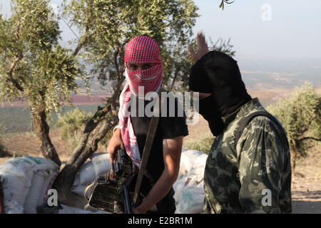 Aleppo, Syrien. 17. Oktober 2013. Zwei ausländische Kämpfer von An-Nusra vorne, eine französische (auf der linken Seite) und die andere ägyptische. Jabhat al-Nusra Front Supportmitarbeiter von Levant. Die Gruppe kündigte seiner Gründung Januar 2012 im syrischen Bürgerkrieg. Seit damals ist der aggressivste und effektivste Rebel Force in Syrien. Die Gruppe wurde von den Vereinten Nationen als Terroristorganisation ausgewiesen. April 2013 veröffentlicht der Anführer der ISIS eine Audio-Erklärung angekündigt, dass Jabhat al-Nusra seiner Niederlassung in Syrien ist. © Medyan Dairieh/ZUMA Wire/ZUMAPRESS.com/Alamy Live-Nachrichten Stockfoto