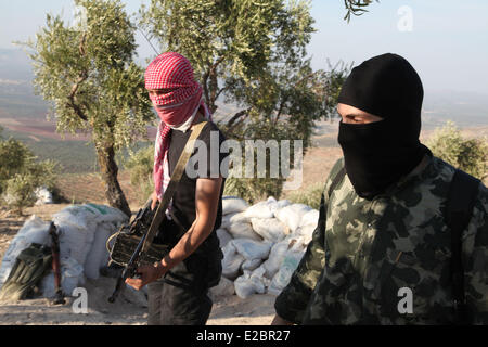 Aleppo, Syrien. 17. Oktober 2013. Zwei ausländische Kämpfer von An-Nusra vorne, eine französische (auf der linken Seite) und die andere ägyptische. Jabhat al-Nusra Front Supportmitarbeiter von Levant. Die Gruppe kündigte seiner Gründung Januar 2012 im syrischen Bürgerkrieg. Seit damals ist der aggressivste und effektivste Rebel Force in Syrien. Die Gruppe wurde von den Vereinten Nationen als Terroristorganisation ausgewiesen. April 2013 veröffentlicht der Anführer der ISIS eine Audio-Erklärung angekündigt, dass Jabhat al-Nusra seiner Niederlassung in Syrien ist. © Medyan Dairieh/ZUMA Wire/ZUMAPRESS.com/Alamy Live-Nachrichten Stockfoto