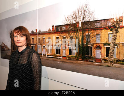 Liverpool UK 18. Juni 2014. Liverpool Art Prize Sieger 2014 wird als Tabitha Jussa angekündigt. Sie gewann auch den Peoples Choice Award. Foto zeigt Tabitha Jussa mit einem ihrer Bilder Credit: GeoPic / Alamy Live News Stockfoto