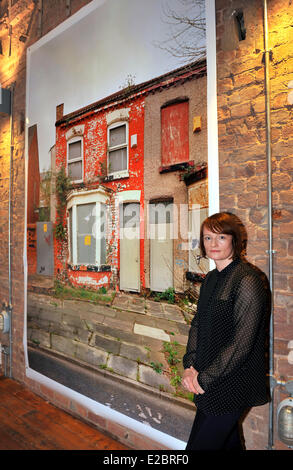 Liverpool UK 18. Juni 2014. Liverpool Art Prize Sieger 2014 wird als Tabitha Jussa angekündigt. Sie gewann auch den Peoples Choice Award. Foto zeigt Tabitha Jussa mit einem ihrer Bilder Credit: GeoPic / Alamy Live News Stockfoto