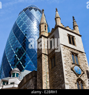 Die historische St. Andrew Undershaft Kirche mit 30 St. Mary Axe überragt er in der Londoner City. Stockfoto