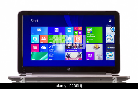 HP Pavilion 15-n230us Notebook-PC (ENERGY STAR) mit Windows 8.1, neueste Betriebssystem von Microsoft. Stockfoto