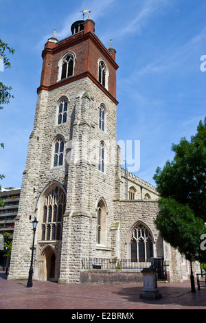 Die historische St. Giles ohne Predigten Kirche befindet sich in der Barbican Estate in London. Stockfoto