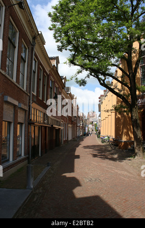 Alte Häuser am Bagijnestraat in Leeuwarden, Niederlande, auf richtigen Konzertsaal Poppodium Romein, auf der Rückseite Oldehove Turm Stockfoto