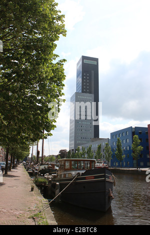 115 m hohen Achmeatoren (Achmea Turm) Büros, höchste Gebäude in Leeuwarden, Niederlande, Willemskade Kanal im Vordergrund Stockfoto