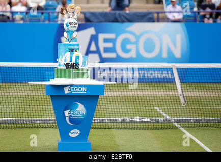 Eastbourne, Vereinigtes Königreich. 18. Juni 2014. Aegon International Eastbourne auf dem Platz Kuchen schneiden Eastbourne feiert 40 Jahre Tennis. Bildnachweis: Aktion Plus Sport/Alamy Live-Nachrichten Stockfoto