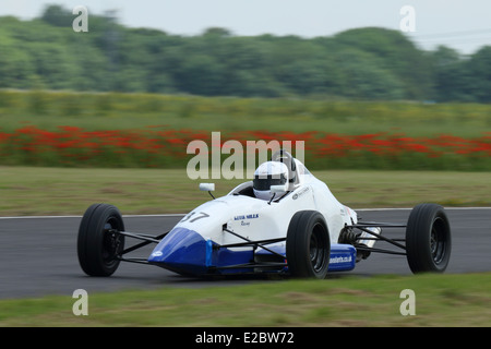 Rennwagen auf Castle Combe Rennstrecke. Stockfoto