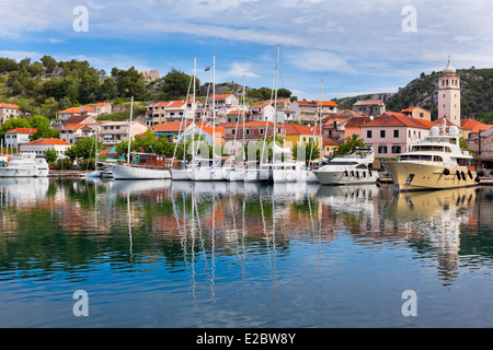 Skradin ist eine kleine historische Stadt und Hafen an der Adria und dem Fluss Krka in Kroatien Stockfoto