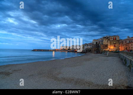 Cefalù Strand nach Sonnenuntergang Stockfoto
