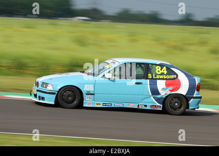 Rennwagen auf Castle Combe Rennstrecke. Stockfoto