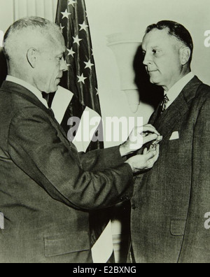 Juan T. Trippe war eine Schlüsselfigur bei der Gründung und Expansion von Pan American World Airways. Seine Führung veränderte die kommerzielle Luftfahrt und machte Pan am zu einer der bekanntesten Fluggesellschaften der Geschichte, wobei sein Erbe im San Diego Air and Space Museum aufbewahrt wurde. Stockfoto