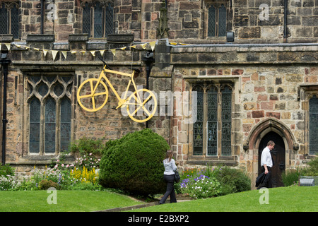 Kirche der Heiligen Dreifaltigkeit, Skipton, geschmückt mit großen, gelben Rad & Bunting flags feiern Tour de France Grand ab 2014 - Yorkshire. England, UK. Stockfoto