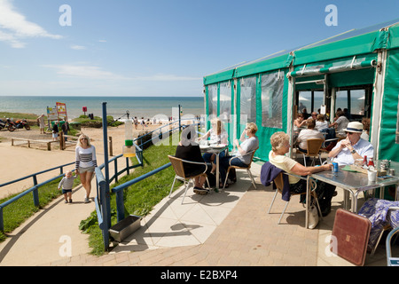 Menschen Essen im Bienenstock Beach Café, Burton Bradstock, Dorset England UK Stockfoto