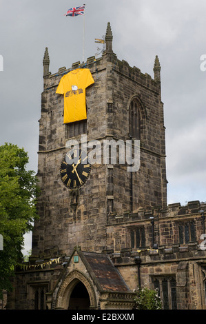 Top der Heiligen Dreifaltigkeit Kirche Turm mit riesigen gelben Jersey t-shirt vor der Tour de France Grand ab 2014 - Skipton, Yorkshire, GB, UK. Stockfoto