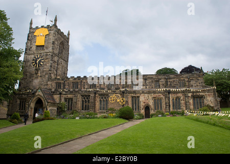 Kirche der Heiligen Dreifaltigkeit, Skipton eingerichtet mit großen gelben Trikot, Fahrrad & bunting Flags für Tour de France Grand ab 2014 - Yorkshire. England, UK. Stockfoto