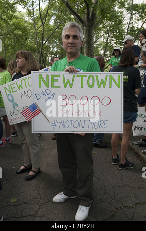 Newtown Bewohner der zweiten jährlichen Brooklyn Bridge März und 14. Juni 2014-Rallye zu Ende Waffengewalt. Stockfoto