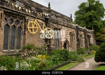 Kirche der Heiligen Dreifaltigkeit, Skipton, geschmückt mit großen, gelben Rad & Bunting flags feiern Tour de France Grand ab 2014 - Yorkshire. England, UK. Stockfoto