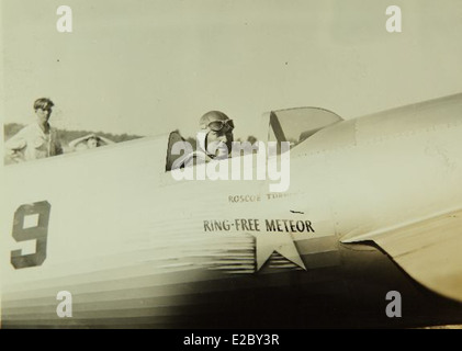 Roscoe Turner war ein Luftfahrtpionier, der für seinen Erfolg als Pilot und seine Rolle bei der Entwicklung von Flugzeugen wie dem Laird-Turner Racer bekannt war. Seine Flugzeuge wurden von Pratt & Whitney Motoren angetrieben und nahmen an verschiedenen Rennen und Wettbewerben Teil. Stockfoto