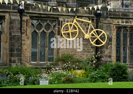 Kirche der Heiligen Dreifaltigkeit, Skipton, geschmückt mit großen, gelben Rad & Bunting flags feiern Tour de France Grand ab 2014 - Yorkshire. England, UK. Stockfoto