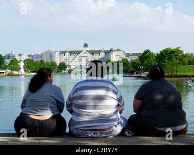 Drei über Gewicht Menschen saßen an einem Flussufer Stockfoto