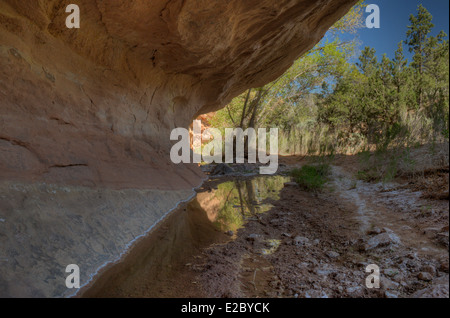 Einen Überhang von Entrada Sandstein am Wegesrand Glimmer Mine in der Nähe von Grand Junction, Colorado Stockfoto