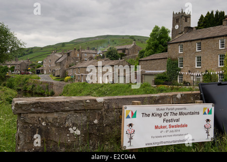 Banner Werbung TDF, traditionelle Stein am Straßenrand Cottages & Hügel jenseits - Muker, malerischen Dorf in Swaledale, Yorkshire Dales, England, UK. Stockfoto